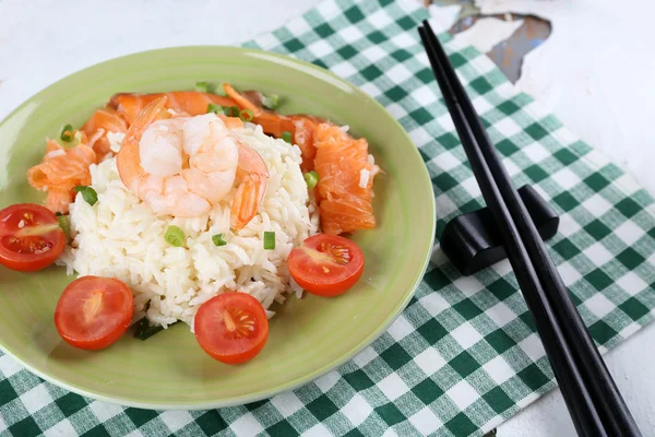 Gekookte rijst en garnalen — Stockfoto