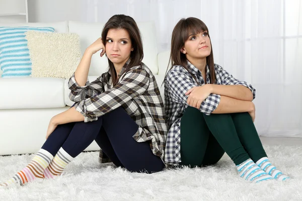 Krásné holky dvojčata se pohádali — Stock fotografie