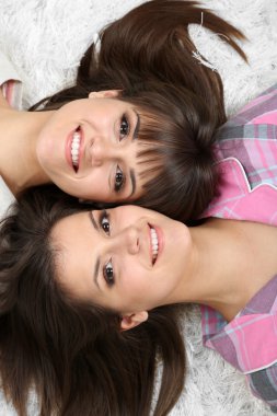 Güzel kızlar İkizler pijama halı üzerinde yalan