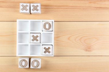 Ahşap arka plan üzerinde Tic Tac Toe oyunu