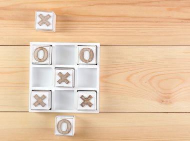 Ahşap arka plan üzerinde Tic Tac Toe oyunu