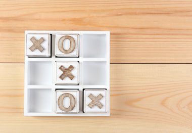 Ahşap arka plan üzerinde Tic Tac Toe oyunu