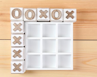 Ahşap arka plan üzerinde Tic Tac Toe oyunu