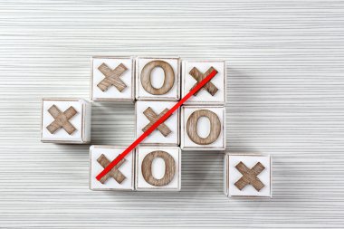 Ahşap arka plan üzerinde Tic Tac Toe oyunu