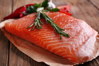 Baharatlı taze somon.