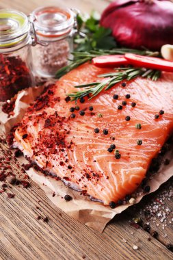 Baharatlı taze somon.