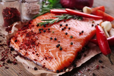 Baharatlı taze somon.