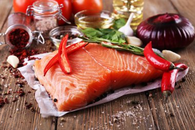 Baharatlı taze somon.