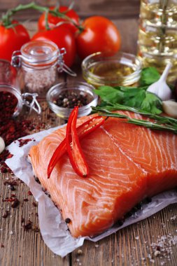 Baharatlı taze somon.