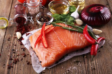 Baharatlı taze somon.