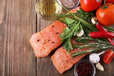 Baharatlı taze somon.