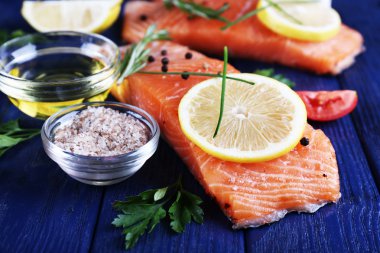 Baharatlı taze somon.