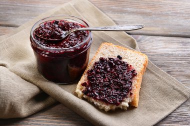 Lezzetli Siyah frenk üzümü reçeli