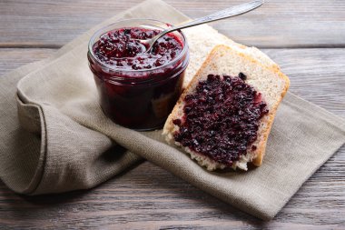 Lezzetli Siyah frenk üzümü reçeli