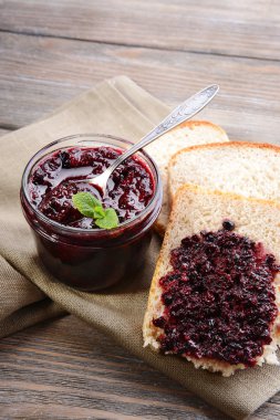 Lezzetli Siyah frenk üzümü reçeli