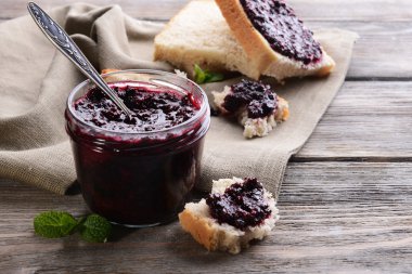 Lezzetli Siyah frenk üzümü reçeli