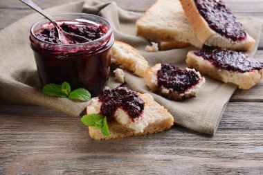 Lezzetli Siyah frenk üzümü reçeli