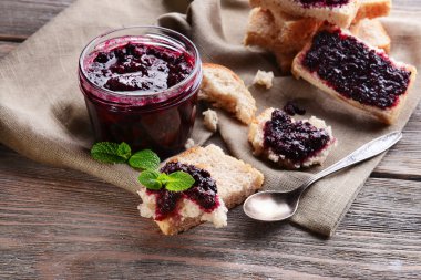 Lezzetli Siyah frenk üzümü reçeli