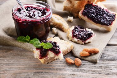 Lezzetli Siyah frenk üzümü reçeli