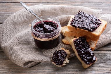 Lezzetli Siyah frenk üzümü reçeli