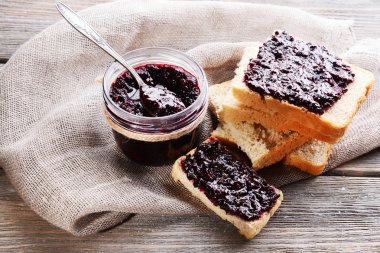 Lezzetli Siyah frenk üzümü reçeli