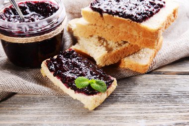 Lezzetli Siyah frenk üzümü reçeli