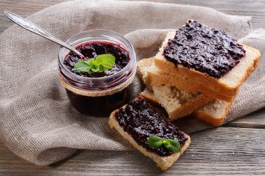 Lezzetli Siyah frenk üzümü reçeli