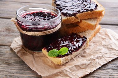 Lezzetli Siyah frenk üzümü reçeli