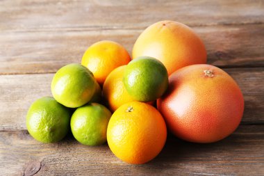 bir sürü ahşap zemin üzerinde olgunlaşmış narenciye