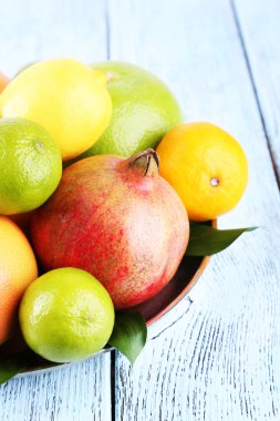 Olgun narenciye yeşil yaprakları ile