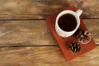 Kitaplı bir fincan çay.