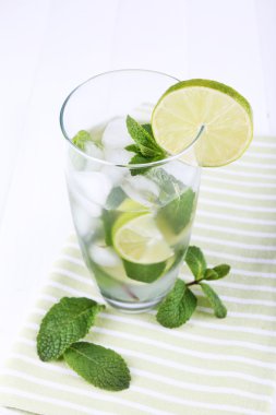 Peçete üzerinde cam limonata