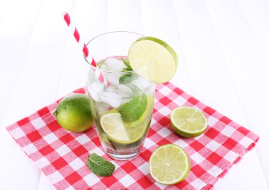 Peçete üzerinde cam limonata