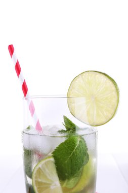 Parlak zemin üzerine cam limonata