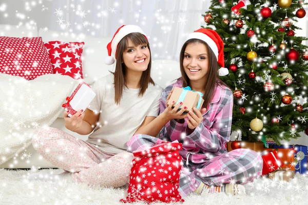 Lindas irmãs gémeas. Natal e Ano Novo — Fotografia de Stock