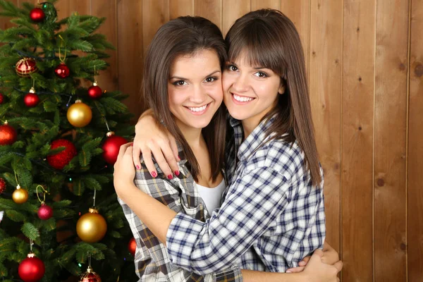 Schöne Mädchen Zwillinge in der Nähe von Weihnachtsbaum zu Hause — Stockfoto