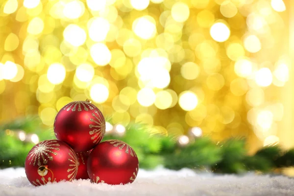 Weihnachtskugeln und Lichter — Stockfoto