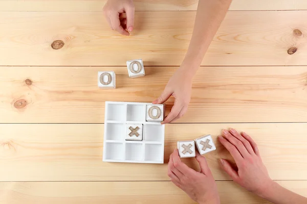 Juego de Tic Tac Toe sobre fondo de madera — Foto de Stock