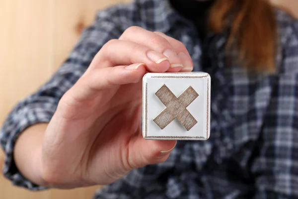 Cubo educativo en la mano — Foto de Stock