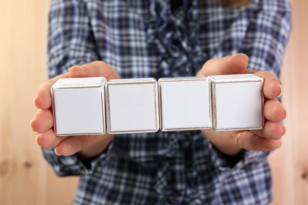 Cubes éducatifs dans les mains — Photo