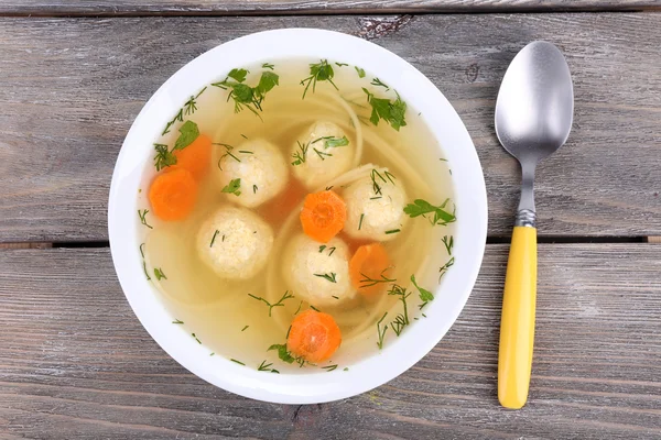 Суп з фрикадельками та локшиною — стокове фото