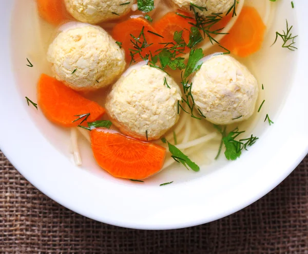 Sopa com almôndegas e macarrão — Fotografia de Stock