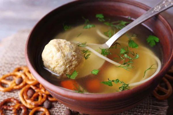 Sopa com almôndegas e macarrão — Fotografia de Stock