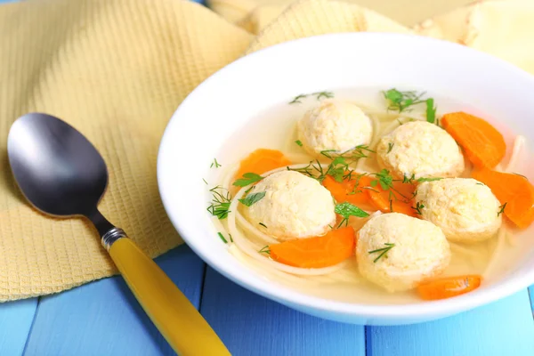 Sopa con albóndigas y fideos — Foto de Stock