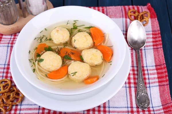 Суп с фрикадельками и лапшой — стоковое фото