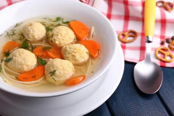 Sopa com almôndegas e macarrão — Fotografia de Stock