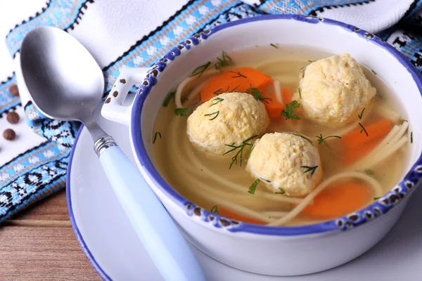Суп с фрикадельками и лапшой — стоковое фото
