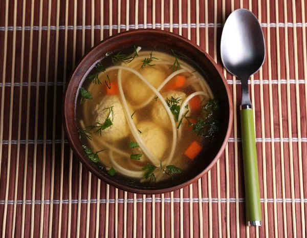 Sopa con albóndigas y fideos — Foto de Stock