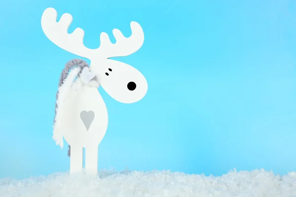 Weihnachtsdekoration in Form Hirsch auf hellblauem Hintergrund — Stockfoto