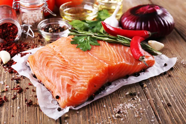 Frischer Lachs mit Gewürzen — Stockfoto